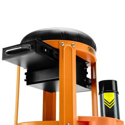 Radionička stolica D6715 s mogućnošću 360° okretanja.